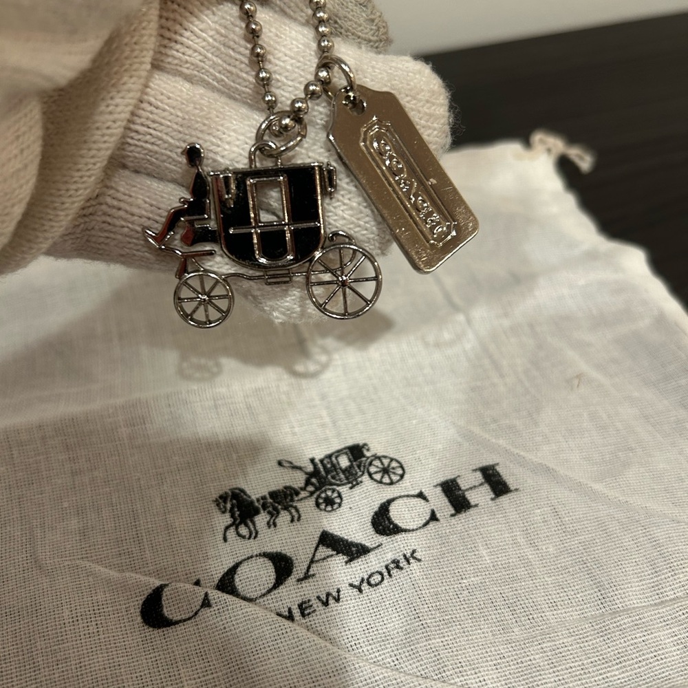 Coach silver-tone metal horse and carriage bag charm and hang tag - Picture 4 of 5